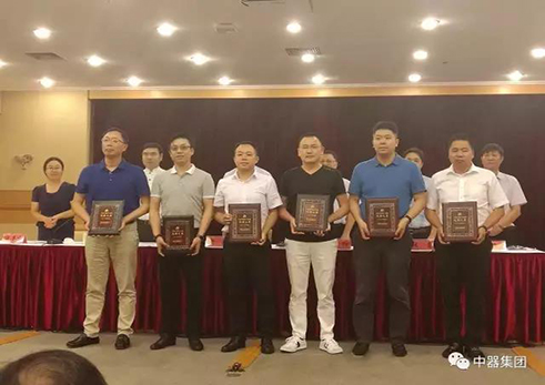 張學旺董事長榮獲奉賢區(qū)工商聯(lián)“光彩之星”榮譽稱號